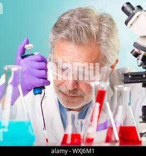 Mikro-Chip fokussiert Pipettieren Profilösung senior Life Sciences.  Objektiv-Fokus auf den ersten Blick der Forscher. Stockfoto