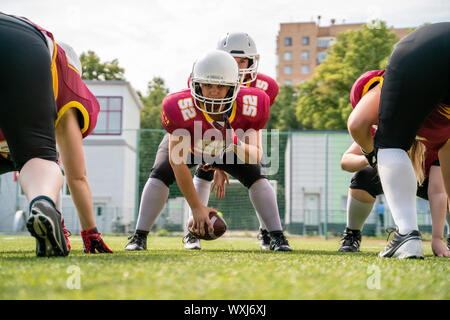 Bild der sportlichen Frauen spielen American Football auf grünem Rasen im Sommer Tag Stockfoto
