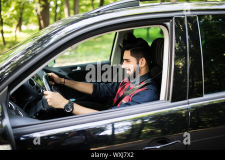 Ein schöner Inder in einer Limousine ausserhalb auf dem Land Stockfoto