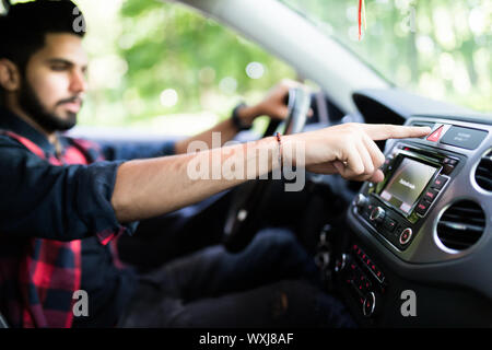 Transport- und Fahrzeugkonzept - Mann drücken der roten Dreieck auto Warnblinktaster Stockfoto