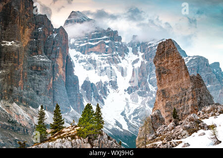 Bergblick von Cinque Torri, Dolomiten, Belluno, Venetien, Italien Stockfoto