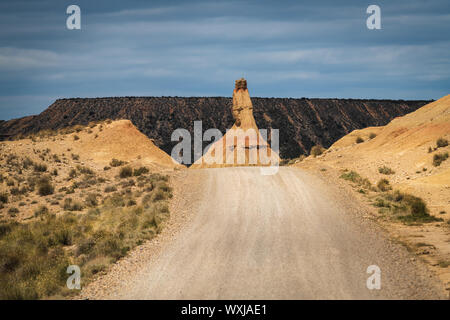 Straße, die zu den Fairy Chimney, Bardenas Reales, Navarra, Spanien Stockfoto