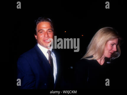 Beverly Hills, Kalifornien, USA, 12. Dezember 1994 Schauspieler Tony Danza und Frau Tracy Robinson besuchen La freie Klinik Nutzen auf Decmeber 12, 1994 im Beverly Wilshire Hotel in Beverly Hills, Kalifornien, USA. Foto von Barry King/Alamy Stock Foto Stockfoto