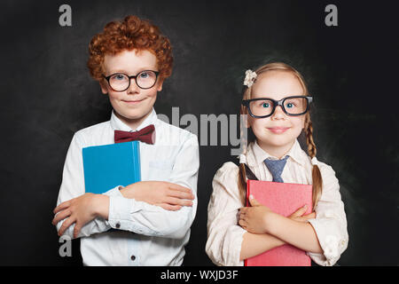 Clevere Kinder Brillen und Schuluniform, Bücher, Porträt Stockfoto