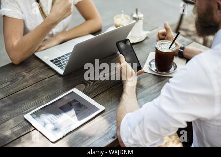 Büro, officework, officemeeting, Konferenz, Arbeit, Kommunikation, Hinweis, botebook, mobil, Smartphone, Schreibtisch, Tisch, Geschäft, Finanzen, Rechnungswesen, Laptop Stockfoto