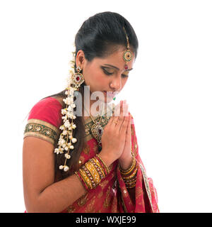 Porträt von schöne junge indische Frau Gebet in traditionellen Sari Kleid, isoliert auf weißem Hintergrund. Stockfoto