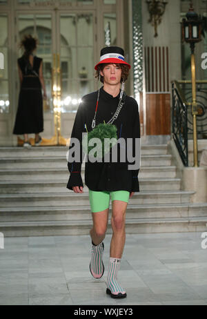 Modelle auf dem Laufsteg am Jamie Wei Huang Frühjahr/Sommer 2020 London Fashion Week at The Waldorf Hilton Aldwych, London. Stockfoto