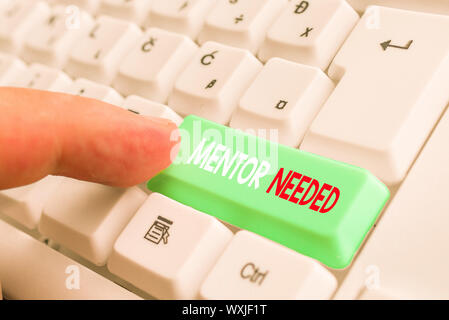 Wort schreiben Text Mentor benötigt. Business Foto zur Schau stellen wollte Hilfe für mehr erfahren oder mehr Kenntnisse nachweisen Weiß PC-Tastatur Stockfoto