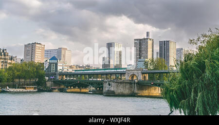 Apartment Gebäude neben dem Fluss Seine in Paris, Frankreich. Stockfoto