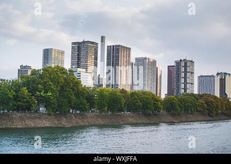 Apartment Gebäude neben dem Fluss Seine in Paris, Frankreich. Stockfoto