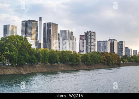 Apartment Gebäude neben dem Fluss Seine in Paris, Frankreich Stockfoto