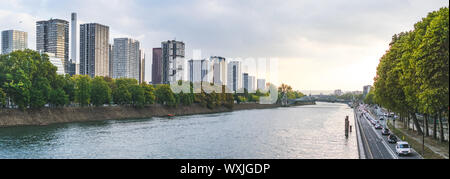 Apartment Gebäude neben dem Fluss Seine in Paris, Frankreich Stockfoto