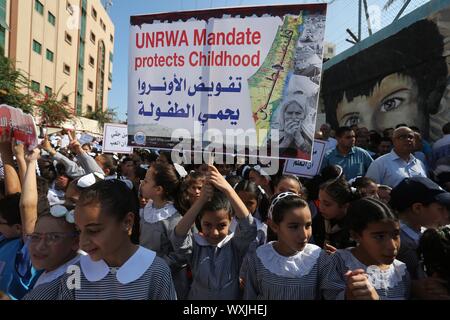 September 17, 2019, Gaza, Gazastreifen, Palästinensische Autonomiegebiete: Palästinensische Studenten halten Plakate hoch, auf einer Kundgebung in Unterstützung des Hauptquartiers der Vereinten Nationen für Palästinaflüchtlinge (UNRWA), außerhalb der Zentrale in Gaza am 17. September 2019. Die USA beschlossen, 300 Millionen US-Dollar für die Finanzierung der UNRWA im letzten Jahr zu senken, um weitere 60 Millionen US-Dollar im Januar dieses Jahres, auf der voraussichtlich fast fünf Millionen palästinensischen Flüchtlinge in Syrien, Jordanien, Libanon, Gazastreifen, Westjordanland entfernt zu beeinflussen, und Ostjerusalem (Credit Bild: © ashraf Bin Stockfoto