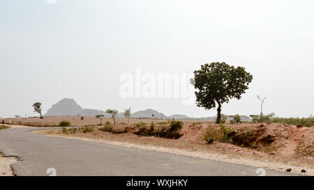 Trockene hügeligen semi-ariden Gebiet Chota Nagpur Plateau von Jharkhand Indien. Bodendegradation geschehen durch den Klimawandel, die Auswirkungen der landwirtschaftlichen Erzeugnisse Stockfoto