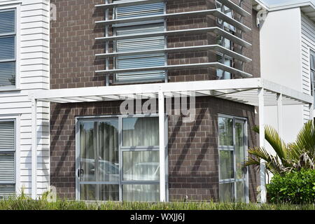 Detailansicht der modernen Stadthäusern mit der Außenwände der gemischten weatherboard und Zement Bausteine. Stockfoto