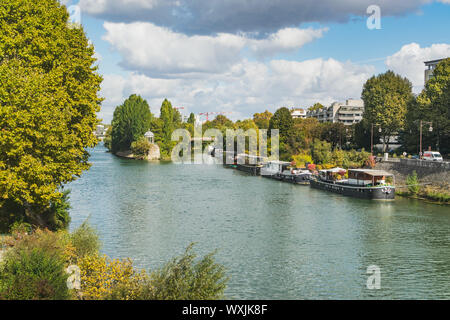 Seine in Paris mit touristischen Boot am schönen sonnigen Tag Stockfoto