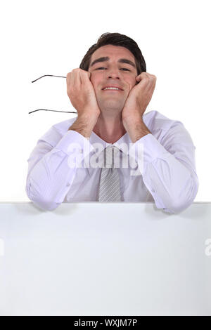 Glücklich Geschäftsmann stand mit leeren marketing board Stockfoto