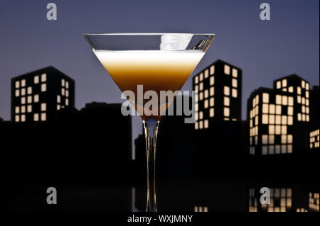 Metropole Kaffee Martini cocktail inmitten der skyline Stockfoto