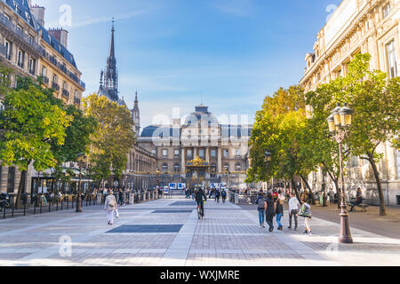 PARIS, Frankreich, 02. Oktober 2018: schöne Platz auf Insel in Paris zitieren mit Palast der Justiz im Hintergrund. Stockfoto