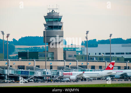 Zürich, Schweiz - 19. Juli 2018: Flughafen Zürich Gebäude Exterieur Landschaft am Tag Zeit Stockfoto