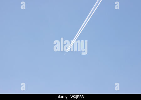 Jet-Flugzeug auf fast klaren blauen Himmel Hexe einige Wolken Stockfoto
