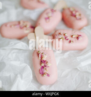 Stapel von Ice-cream Cake Pops auf Pergament Stockfoto