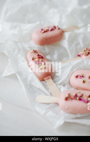 Stapel von Ice-cream Cake Pops auf Pergament Stockfoto