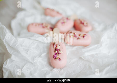 Stapel von Ice-cream Cake Pops auf Pergament Stockfoto