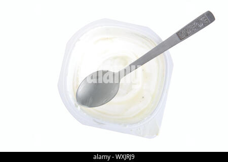 Leere Joghurt mit Löffel isoliert auf weißem Hintergrund Stockfoto