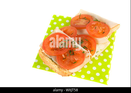 Brötchen mit Hühnerfleisch und Tomaten mit Schnittlauch Stockfoto