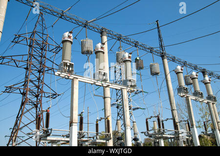 Schalter in Hochspannung Umspannwerk auf 110 000 Volt Stockfoto