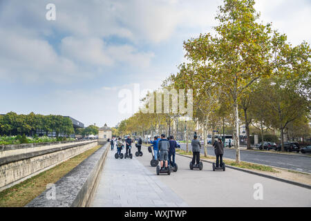 PARIS, Frankreich, 02. Oktober 2018: Touristen auf Segway in Sightseeing Stockfoto