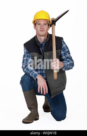 Mann-Betrieb-Spitzhacke Stockfoto