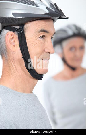 Älteres Ehepaar mit Zyklus Helme Stockfoto