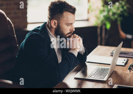 Profil Seitenansicht des bärtigen stilvollen, klassischen Smart clever handso Stockfoto