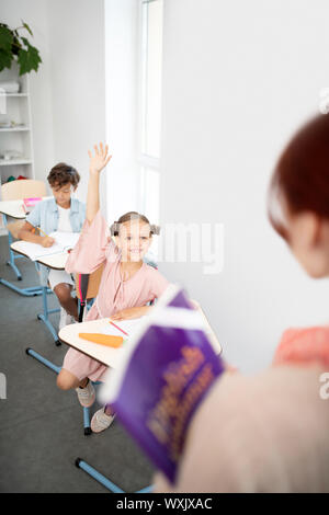 Aktive Schülerin wissen, die Antwort auf die schwierige Frage Stockfoto