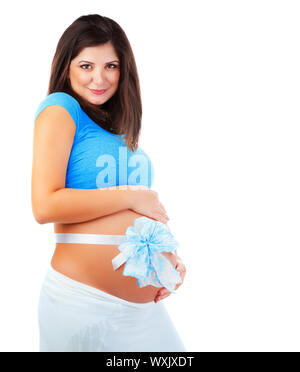 Portrait von niedlichen schwangere Frau mit blauer Schleife am Bauch auf weißem Hintergrund, sein ein Junge, Geschenk für junge Eltern, glückliche Schwangerschaft Konzept Stockfoto