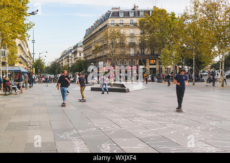 PARIS, Frankreich, 02. Oktober 2018: Skater auf dem Place de Republique in Paris. Stockfoto
