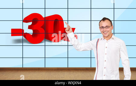 Glückliche Menschen an Rabatt auf Plasma Wand zeigend Stockfoto