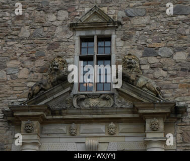 Fenster in Stein altes Gebäude mit Löwen. Orebro Castle. Reisen Foto, Hintergrundbild oder Illustration. Stockfoto