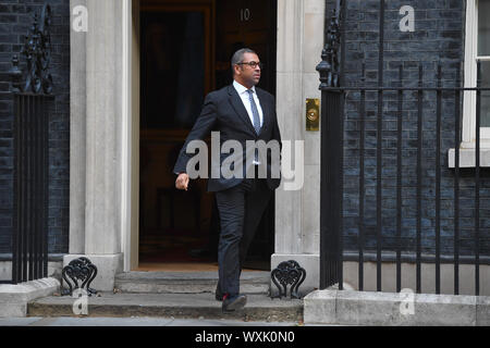 Konservative Partei Vorsitzender James geschickt Blätter einer Kabinettssitzung am 10 Downing Street, London. Stockfoto