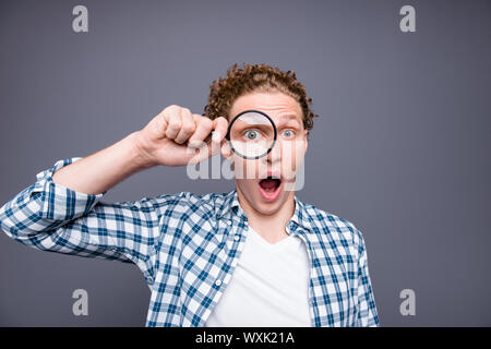 Portrait von stilvollen trendige Schöne attraktive begeistert verrückter Kerl mit Stockfoto