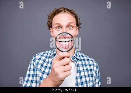 Portrait von stilvollen trendige Schöne attraktive Fröhlich verrückter Kerl wi Stockfoto