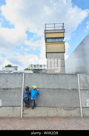 Berlin, Deutschland. 09 Sep, 2019. Zwei Kinder Klettert die Wand zwischen den Platten zu sehen. Der Wachturm in der Mauergedenkstätte an der Bernauer Straße steht auf dem Grenzstreifen, der auch als Todesstreifen bekannt. Hier ist das letzte Stück der Berliner Mauer, die in ihrer Tiefe konserviert wurde, um einen Eindruck von den Bau der Grenzanlagen zu geben. Quelle: Annette Riedl/dpa-Zentralbild/ZB/dpa/Alamy leben Nachrichten Stockfoto