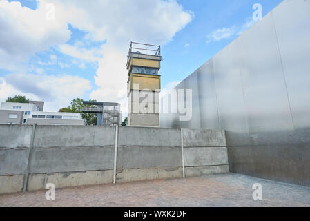 Berlin, Deutschland. 09 Sep, 2019. Der Wachturm in der Mauergedenkstätte an der Bernauer Straße steht auf dem Grenzstreifen, der auch als Todesstreifen bekannt. Hier ist das letzte Stück der Berliner Mauer, die in ihrer Tiefe konserviert wurde, um einen Eindruck von den Bau der Grenzanlagen zu geben. Quelle: Annette Riedl/dpa-Zentralbild/ZB/dpa/Alamy leben Nachrichten Stockfoto