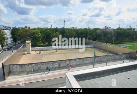 Berlin, Deutschland. 09 Sep, 2019. Vom Besucherzentrum sehen Sie Abschnitt A der Mauergedenkstätte in der Bernauer Straße. Hier ist der letzte Teil der Grenzbefestigung, die in ihrer Tiefe bewahrt worden, um einen Eindruck von der Struktur zu geben. Der Grenzstreifen, auch genannt der Todesstreifen, verläuft zwischen den beiden Mauern. Quelle: Annette Riedl/dpa-Zentralbild/ZB/dpa/Alamy leben Nachrichten Stockfoto