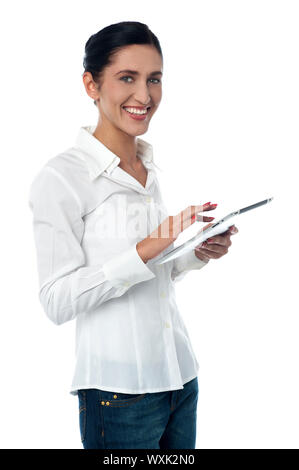 Lächelnde junge Verkäuferin Surfen auf TabletPC Stockfoto