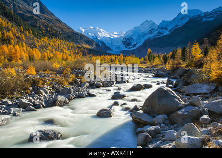 Piz Palue (3905 m), Piz Bernina (4049 m) und Piz Morteratsch (3751 m) im Herbst. Oberengadin Stockfoto