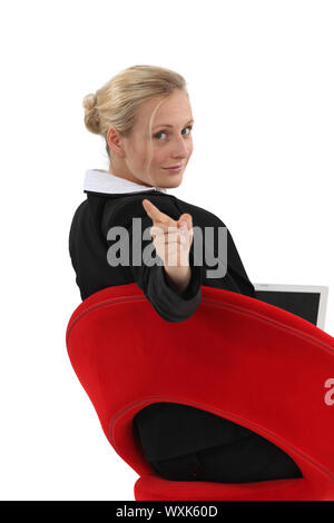 Frau saß im Stuhl zeigen Stockfoto
