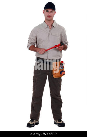 Ein Handwerker mit einem Schraubenschlüssel. Stockfoto